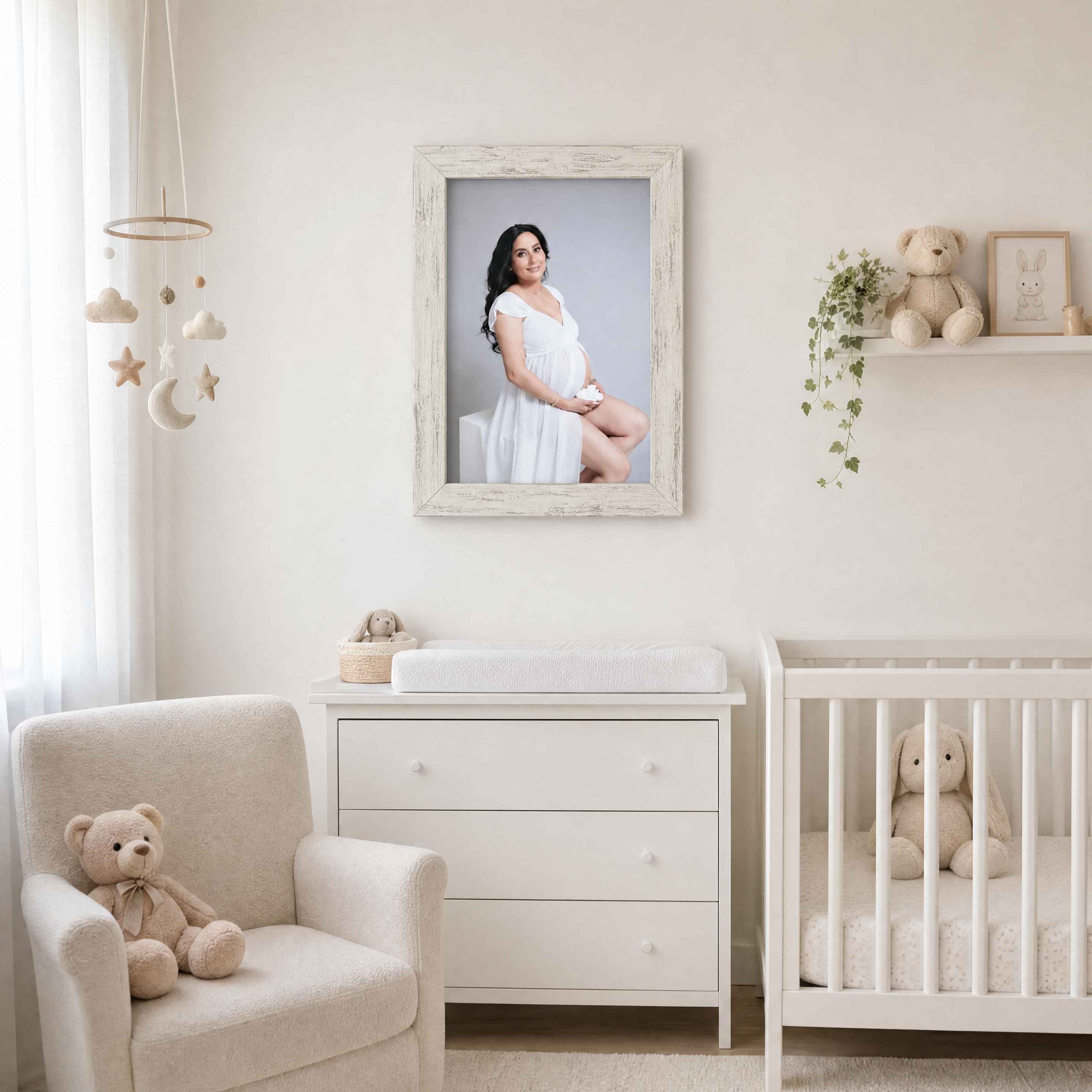 Retrato maternal enmarcado en moldura blanca en nursery